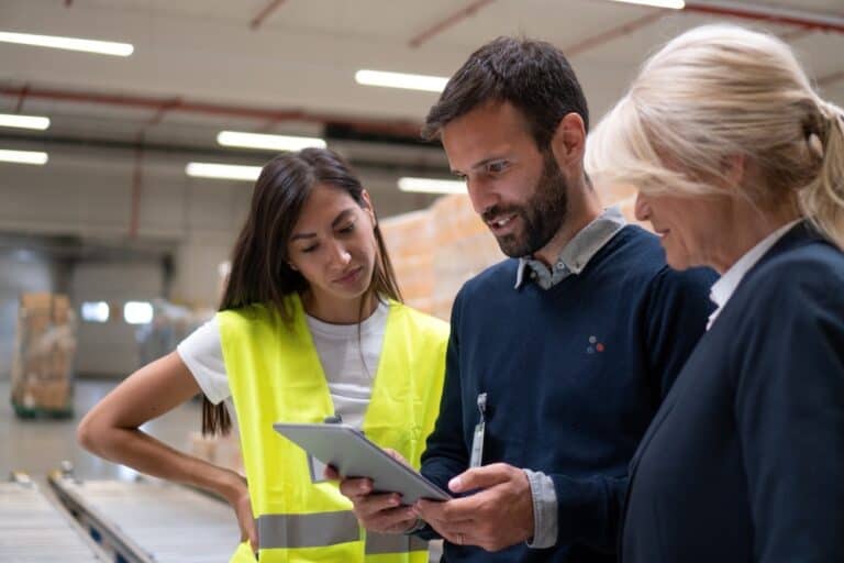 GPS Insight employee demonstrating fleet software to warehouse customer